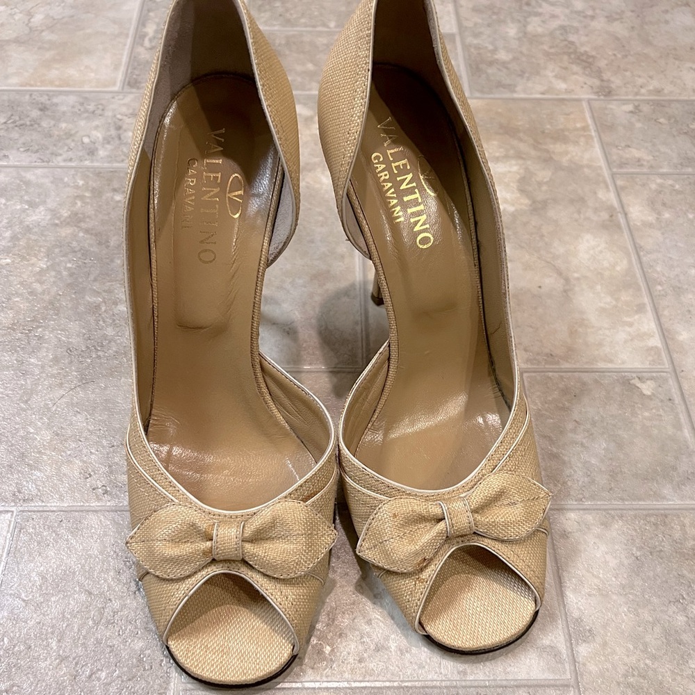 VINTAGE Valentino’s. In good condition. A small stain on the bow.